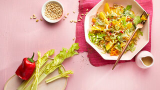 Bleichsellerie-Salat mit Paprika und Orangen.