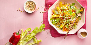 Bleichsellerie-Salat mit Paprika und Orangen.