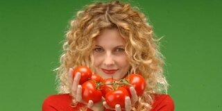 Frau mit Tomaten