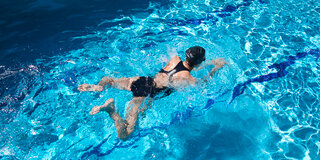  Auf die Technik kommt es an: Beim Brustschwimmen sollte der Kopf bei jedem Zug unter Wasser tauchen. Das schont den Nacken. 