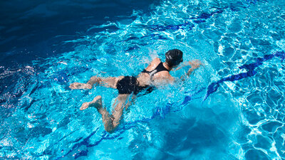 Auf die Technik kommt es an: Beim Brustschwimmen sollte der Kopf bei jedem Zug unter Wasser tauchen. Das schont den Nacken. 