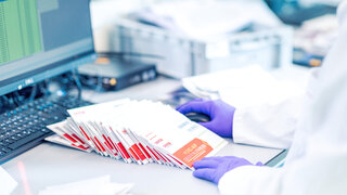Spenderdateien registrieren Menschen, die Blutstammzellen spenden möchten. Dafür geben diese eine Gewebeprobe ab – entweder Blut oder einen Abstrich der Wangenschleimhaut.