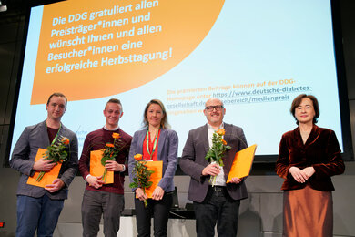 Die vier Preisträger David Beck, Bastian Niemeier, Antje Harders und Peter Glück sowie Professorin Dr. med. Monika Kellerer, DDG-Past Präsidentin (v.l.n.r.)