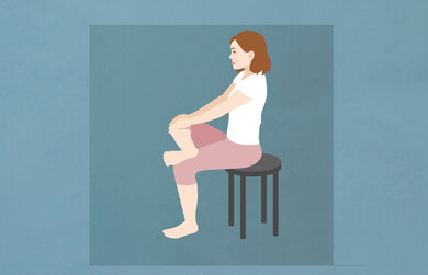 Knöchel auf Oberschenkel ablegen, Knie nach außen drücken, geraden Rücken nach vorn neigen, bis Dehngefühl entsteht. 30 Sekunden halten, 3 Wiederholungen.