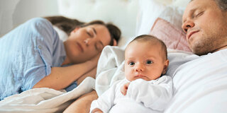 Wann schläft es denn endlich? Babys haben anfangs noch keinen Tag-Nacht-Rhythmus.