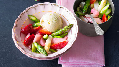 Spargel-Rhabarber-Kompott mit Erdbeeren und Vanilleeis 