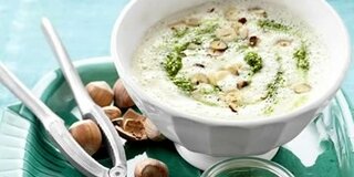 Petersilienwurzel-Suppe mit Haselnuss-Pesto