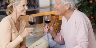 Paar trinkt ein Glas Wein
