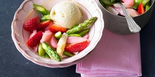 Spargel-Rhabarber-Kompott mit Erdbeeren und Vanilleeis 