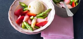 Spargel-Rhabarber-Kompott mit Erdbeeren und Vanilleeis