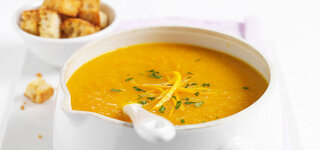 Möhrensuppe Karottensuppe mit Orange, dazu Croutons