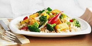 Tofu-Gemüse-Pfanne auf Reis