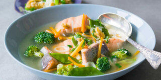 Lachsforellen-Filet in Gemüse-Suppe