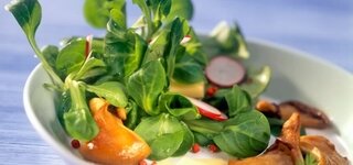 Feldsalat mit gebratenen Pilzen, Radieschen und Käse