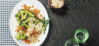 Broccolisalat mit roten Linsen
