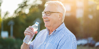 Seniorin mit Wasserflasche