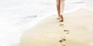 Am Strand im Sand laufen