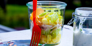 Geflügel-Sellerie-Salat mit Ananas.