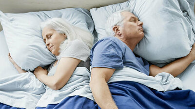 Mann und Frau schlafen im Bett