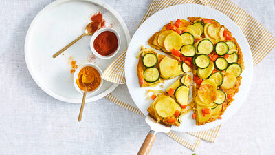 Tricolor-Tortilla mit Zucchini und roter Paprika.