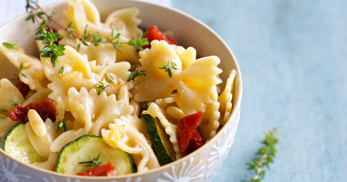 Farfalle mit Zucchini, Tomaten und Pinienkernen | Apotheken Umschau