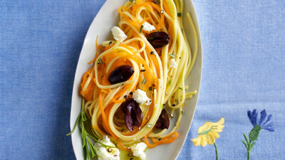 Linguine mit Karotten und Oliven.