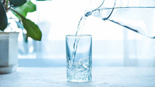 Erfrischungsgetränk: Kaltes Glas Wasser