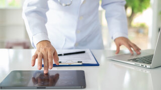 Die elektronische Patientenakte soll das Gesundheitswesen nachhaltig verbessern, indem sie Patientendaten strukturiert erfasst. 