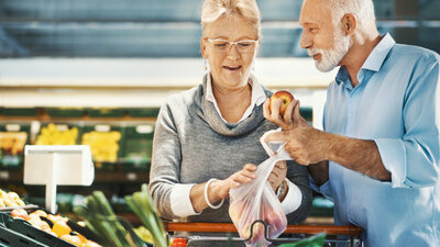 Senioren Obst einkaufen Paar
