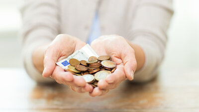 Richtig Spenden Hände Seniorin Euro Geld reichen Geben Close Münzen Scheine