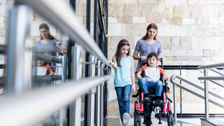 Pflege Rollstuhl Kind Behinderung Mutter Familie Vertrauen Alltag Versorgung Soziales