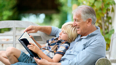 Senior liest seinem Enkelkind ein Buch vor