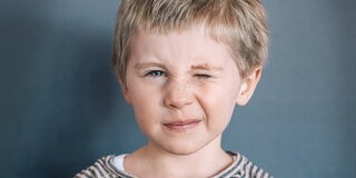 Leichte Zuckungen der Muskeln im Gesicht oder anderswo am Körper: Manche Kindern entwickeln motorische oder vokale Tics.
