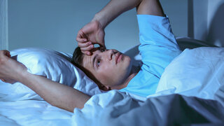 Wer nachts schweißnass aufwacht, sollte die Ursache ärztlich klären. Nachtschweiß hat oft harmlose Gründe. Manchmal ist er ein frühes Symptom bei Krebs. Eine Therapie ist dann wichtig.