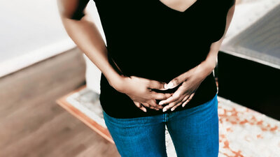 Schmerzen im Unterbauch: Die Ursache kann eine Eileiterschwangerschaft sein.