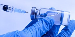 Donanemab: Der experimentelle Wirkstoff wird Patientinnen und Patienten in zweiwöchentlichen Abständen gespritzt (Symbolbild)
