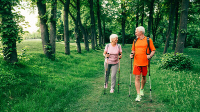 Walken, wandern: Moderate Bewegung hat viele gute Effekte, etwa auf den Blutdruck, den Blutzucker. 