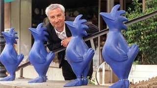 Peter Gaymann neben seinen „blauen Hühnern“ bei einer Straßenausstellung im Schwarzwald (1999). 