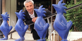 Peter Gaymann neben seinen „blauen Hühnern“ bei einer Straßenausstellung im Schwarzwald (1999).