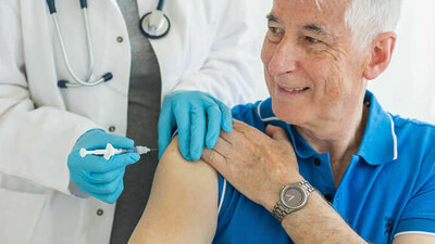 Adultos mayores recibiendo la vacuna contra la gripe