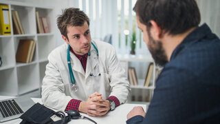 Spezialisiserte Medizinerinnen und Medizinerklären in einem ausführlichen Gespräch, ob eine Post-Expositions-Prophylaxe notwendig ist.