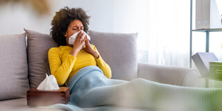 Bei einer Erkältung produziert die Nasenschleimhaut oft viel Sekret.