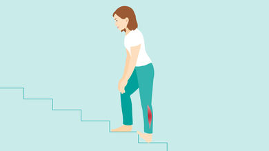 Dehnübung auf der Treppe. Fuß auf die Kante stellen und soweit absenken, dass die Ferse den Boden berührt. Dann den Oberkörper nach vorn beugen und Knie des Standbeins anwinkeln.