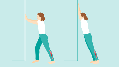 Dehnübung an der Wand. Links: Mit den Armen abstützen und das betroffene Bein nach hinten durchstrecken. Rechts: Beine und Arme parallel halten und Arme nach oben strecken.