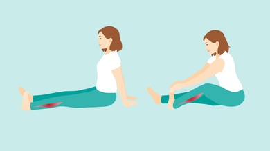 Dehnübung im Sitzen. Links: Beine ausstrecken und die Fußspitze zum Körper hin- und die Ferse vom Körper wegbewegen. Rechts. Zum Variieren der Übung das Knie anwinkeln.