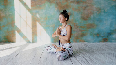 Frau entspannt bei Yoga