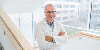 Prof. Dr. Clemens Becker ist Leiter der 2021 gegründeten Unit Digitale Geriatrie der Universitätsklinik Heidelberg. Der Altersmediziner forscht unter anderem zur Digitalisierung im Bereich Mobilität und Stürze.