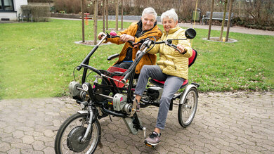 Zeit zu zweit: Rosemarie Segtrop und ihr Mann während einer Rickscha-Fahrt.