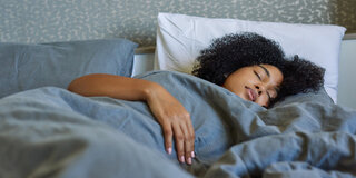 schlafen: Manchmal gelingt das schon durch kleine Lebensstiländerungen.
