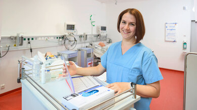 Sabine Lermer, 37, macht eine Ausbildung zur Pflegefachfrau bei den Medizinischen Einrichtungen des Bezirks Oberpfalz (medbo) in Regensburg.